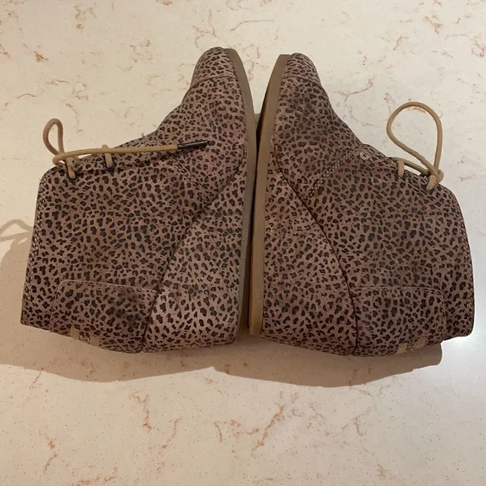 TOMS leopard cheetah print desert wedges SZ 7